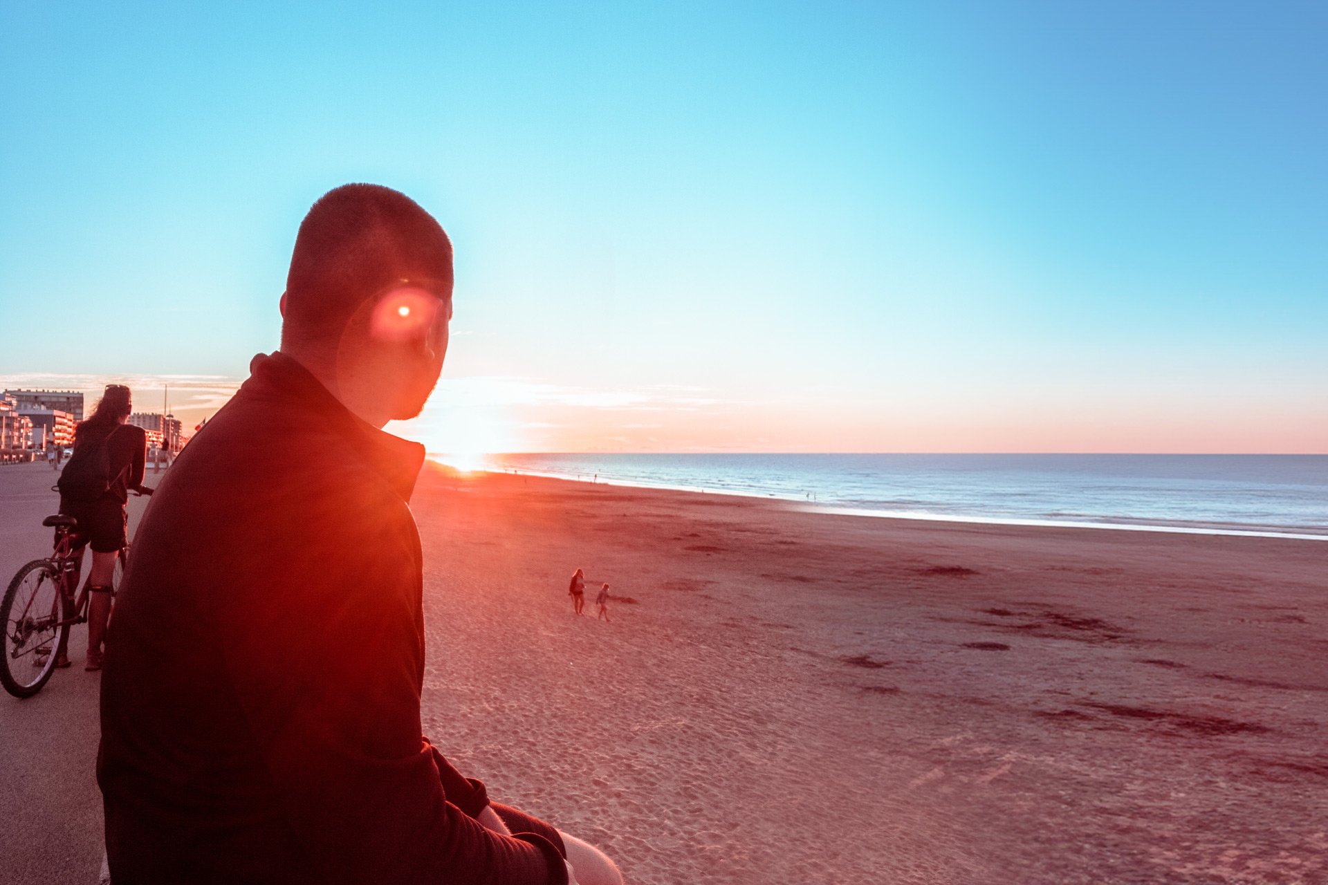 Hombre en la playa viendo el atardecer