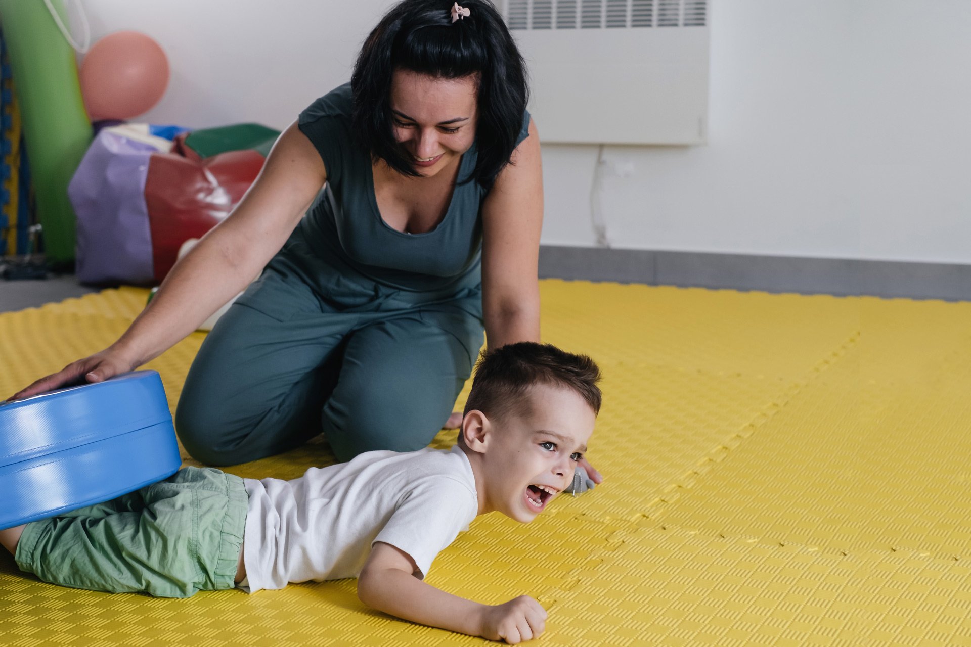 Mujer con niño en colchoneta