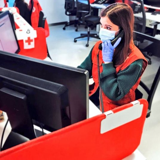 Chica de cruz roja coge el teléfono